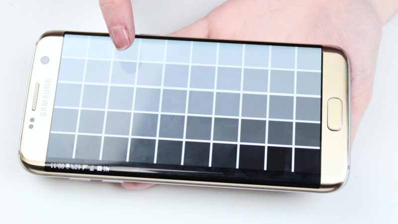 Hướng dẫn cách pha màu xám cơ bản từ đen và trắng trong hội họa, tạo nền cho màu xám khói.