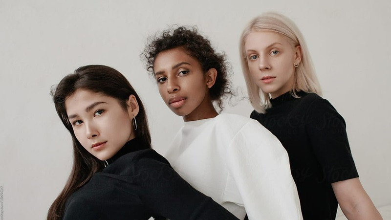 Tổng Hợp Những Bộ Ảnh Ngầu Nữ Đẹp Nhất Cho Bạn Cái ôm chặt của hai cô gái khác chủng tộc, thể hiện tình bạn vượt qua mọi rào cản định kiến