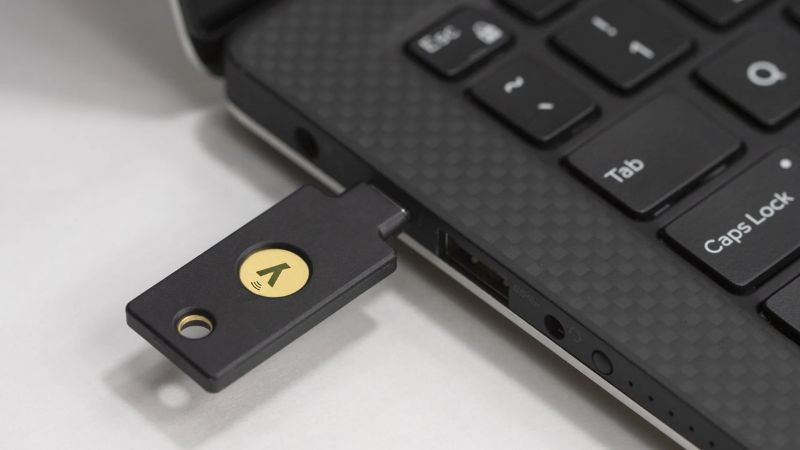 Cắm thiết bị khóa bảo mật YubiKey vào cổng USB của máy tính.