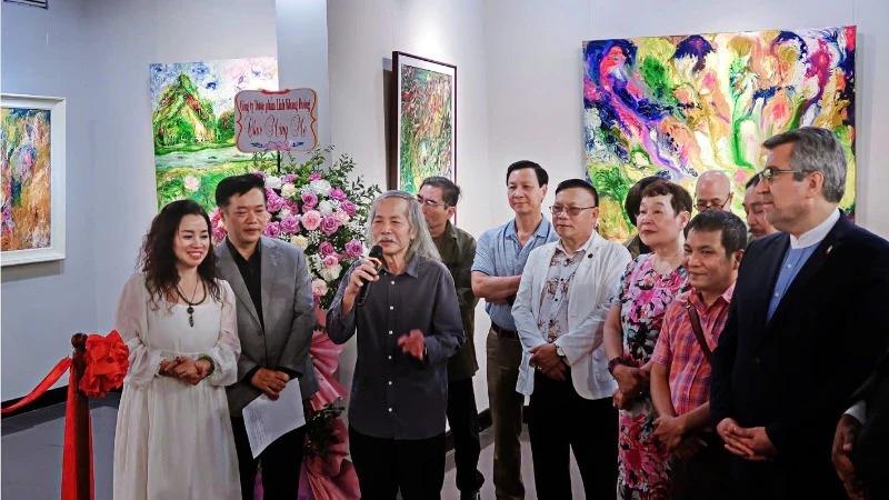 Thể hiện cảm xúc sâu sắc về vẻ đẹp thiên nhiên được truyền tải qua nét vẽ và màu sắc trong tranh