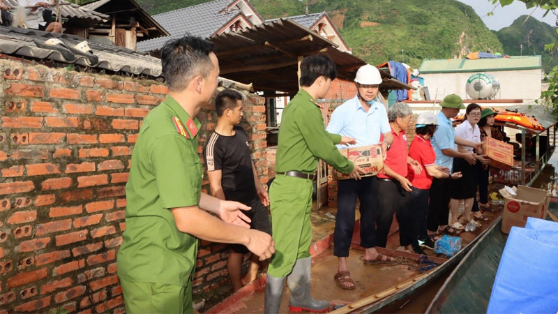 Cán bộ công an phối hợp cứu nạn