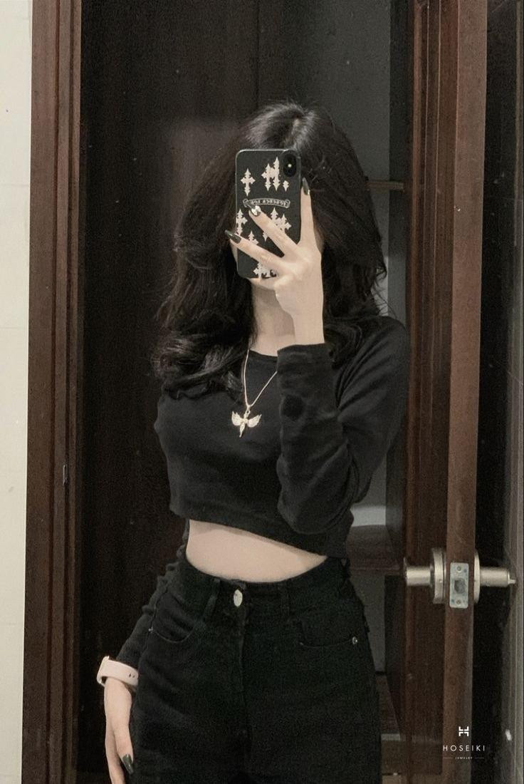 Cận cảnh ánh mắt sắc lạnh của cô gái che mặt, tạo vẻ bí ẩn