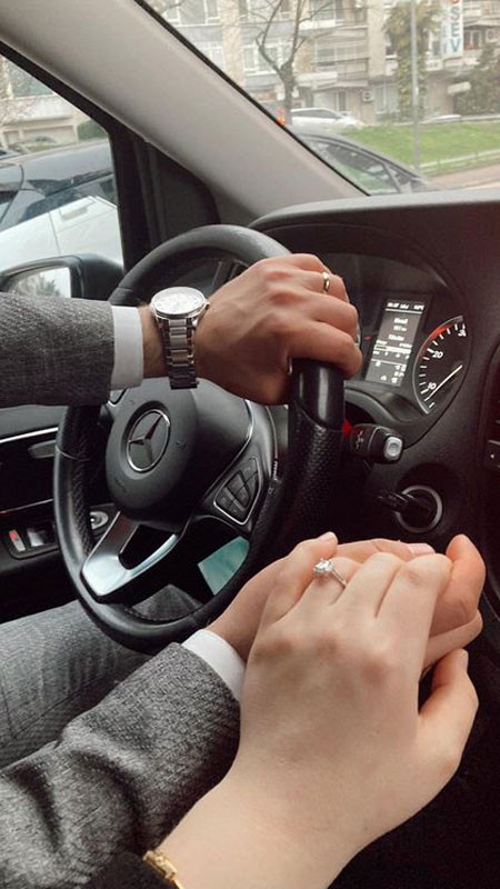 Cận cảnh bàn tay nữ đặt lên mu bàn tay nam, thể hiện sự dịu dàng