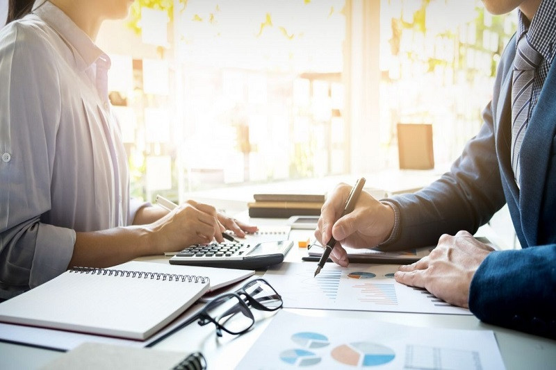 Cận cảnh bàn tay sắp xếp hồ sơ, minh họa kỹ năng quản lý tài liệu quan trọng trong công việc trợ lý cá nhân (PA).