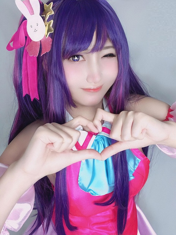 Cận cảnh biểu cảm đáng yêu trong bộ cosplay Ai Hoshino