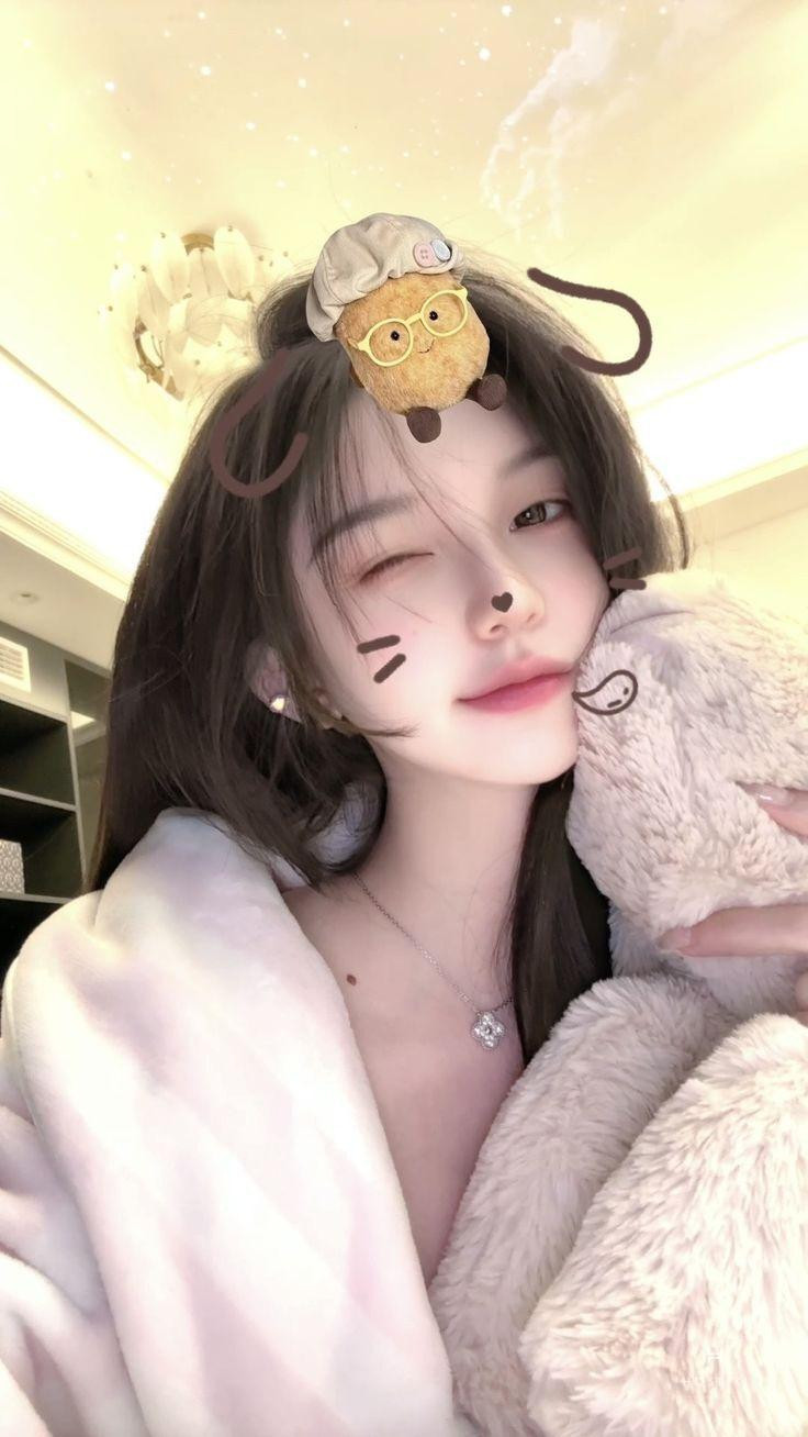 Cận cảnh biểu cảm tinh nghịch, làm nổi bật sự cute của cô gái trong ảnh