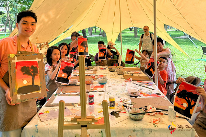 Cận cảnh bức tranh hoàng hôn do bé vẽ với màu sắc rực rỡ