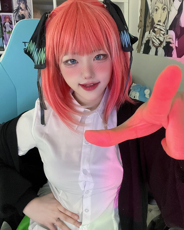 Cận cảnh cosplayer thể hiện ánh mắt sắc lạnh đặc trưng của Nino Nakano