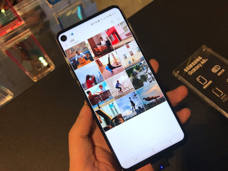 Cận cảnh điểm khoét camera 'nốt ruồi' trên màn hình điện thoại, nơi nội dung vẫn hiển thị xung quanh