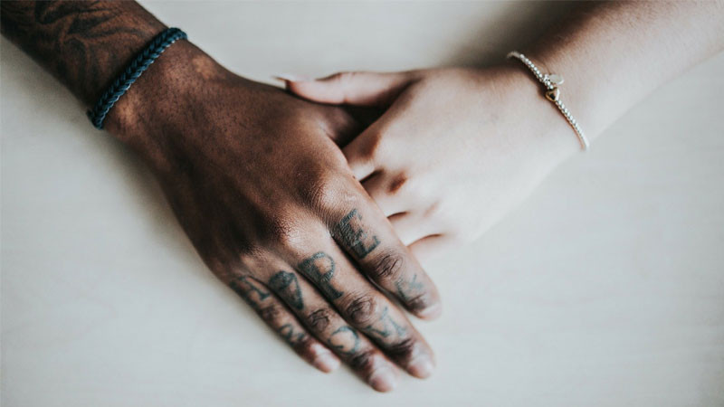 Cận cảnh đôi bàn tay nắm lấy nhau, tập trung vào kết cấu da