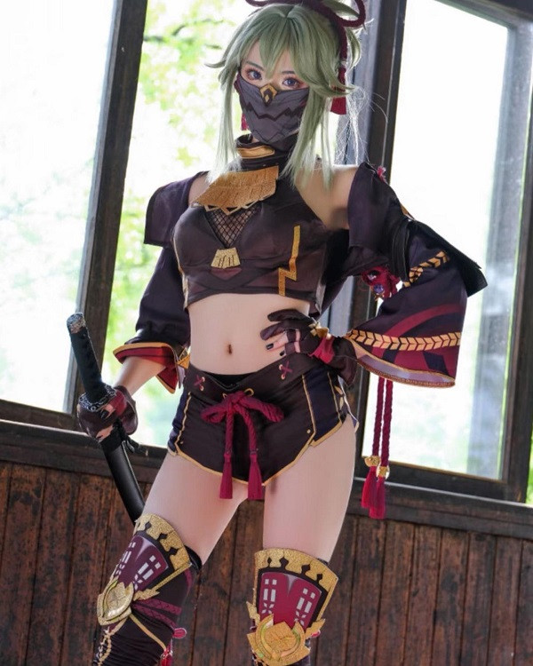 Cận cảnh đôi mắt sắc lẹm của cosplayer Kuki Shinobu