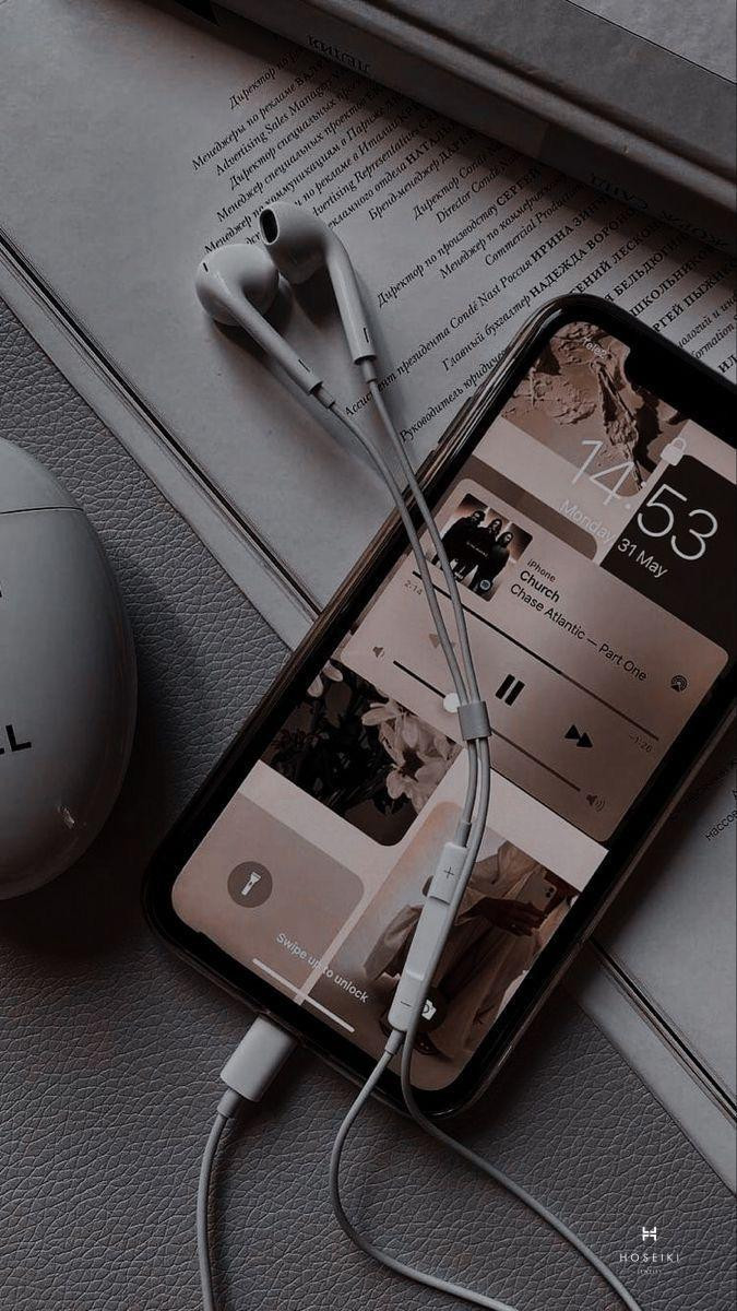 Cận cảnh đôi mắt với ánh nhìn xa xăm, thể hiện nỗi buồn không nói thành lời