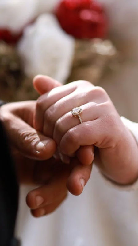 Cận cảnh hai bàn tay nắm chặt khoe nhẫn cưới lấp lánh