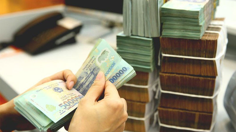 Tuyển Chọn Hình Ảnh Tiền 500k Đẹp Thịnh Vượng Cận cảnh hành động đếm tiền 500k, thể hiện sự chi tiết và giá trị