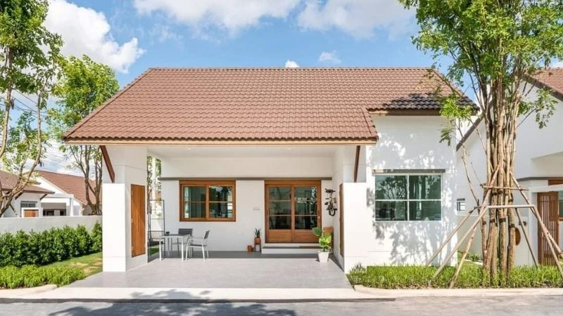 Cận cảnh mặt tiền nhà hiện đại với ban công tối giản