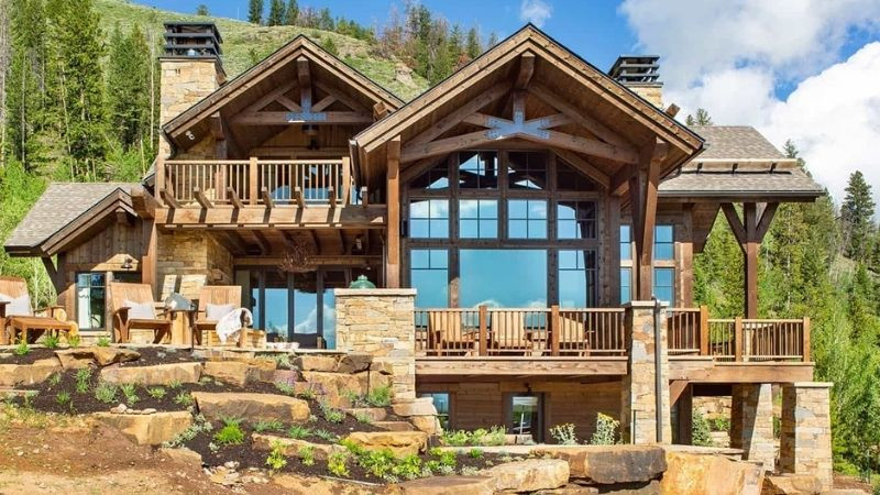 Cận cảnh mặt tiền nhà Rustic với cửa sổ gỗ