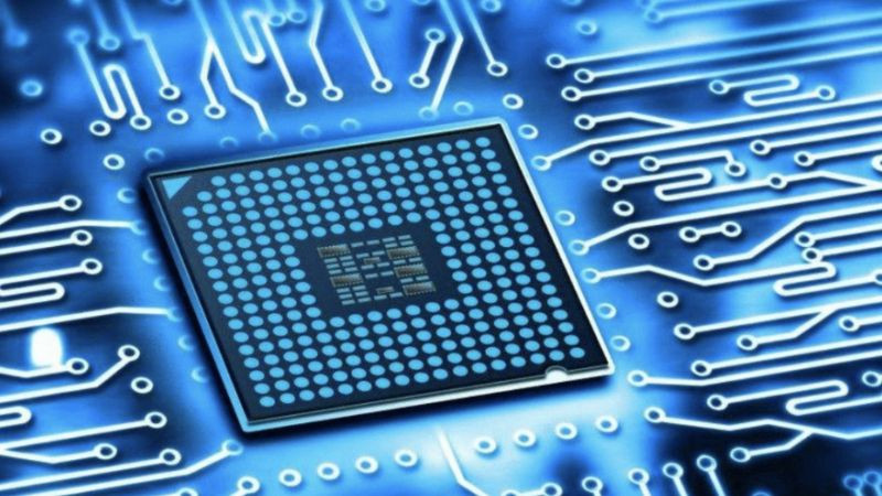 Cận cảnh một chip IC gắn trên bảng mạch trong môi trường công nghiệp