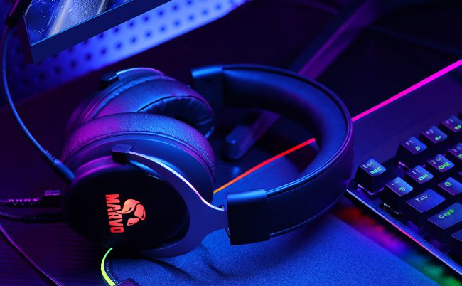 Cận cảnh một mẫu tai nghe gaming hỗ trợ âm thanh vòm giả lập 7.1, thường có mic và thiết kế đặc trưng