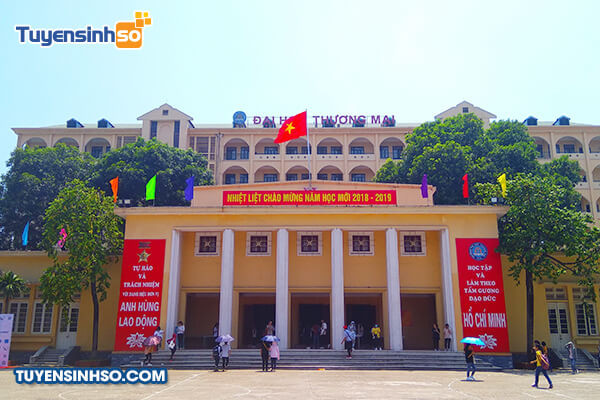 Cận cảnh một tòa nhà trong khuôn viên Đại học Thương mại