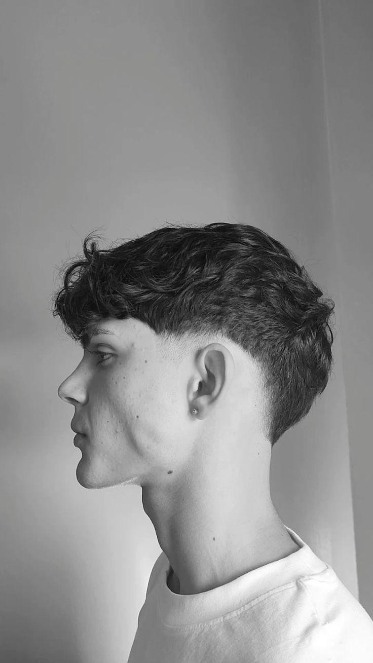 Cận cảnh phần mái được vuốt chéo tinh tế trong kiểu tóc Mohican