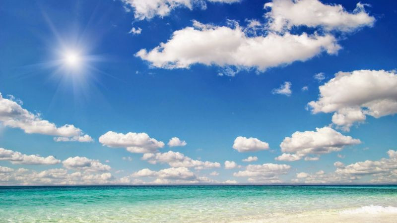 Cảnh biển ngày hè trong xanh với bầu trời quang đãng, ảnh biển đẹp cho ngày nắng