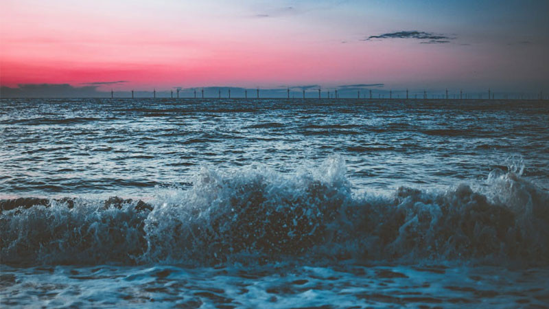 Cảnh bình minh rực rỡ với thuyền neo đậu