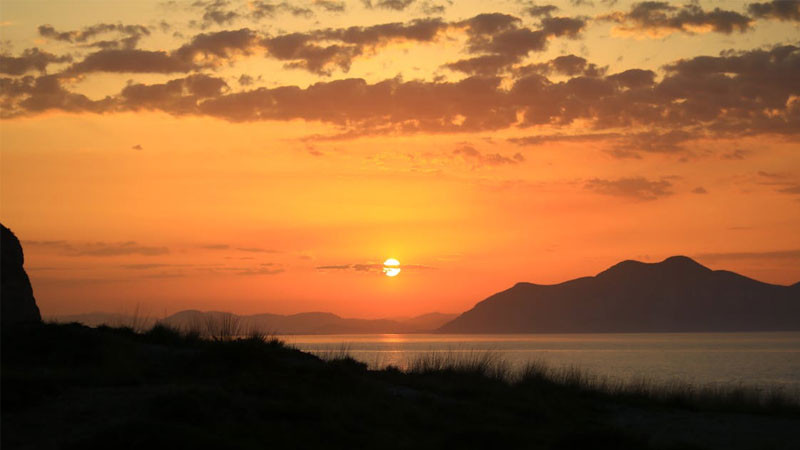 Cảnh bình minh trên núi với bầu trời tím