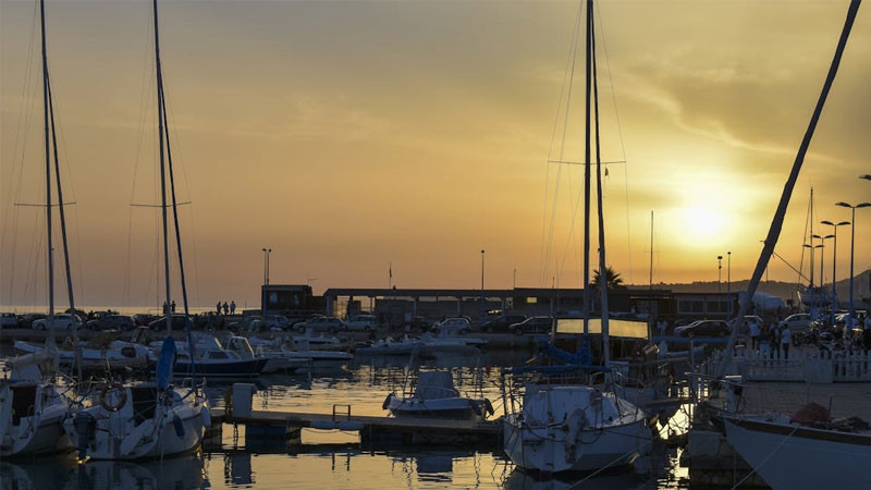 Cảnh bình minh trên thành phố nhìn từ trên cao với mặt trời ló dạng