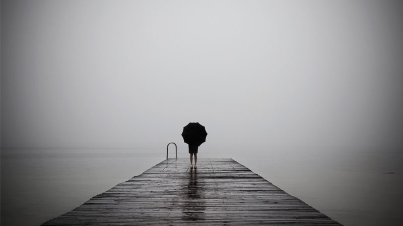 Cảnh buồn về cuộc sống một người ngồi một mình trong căn phòng