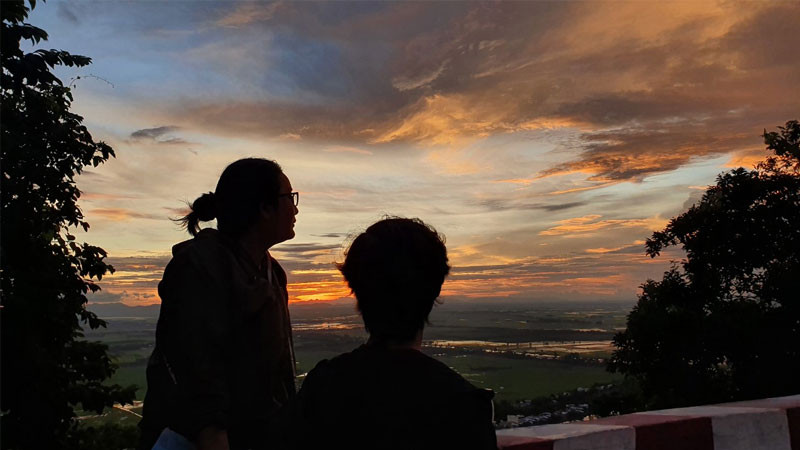 Cảnh buồn về cuộc sống một người nhìn ra cửa sổ đượm suy tư