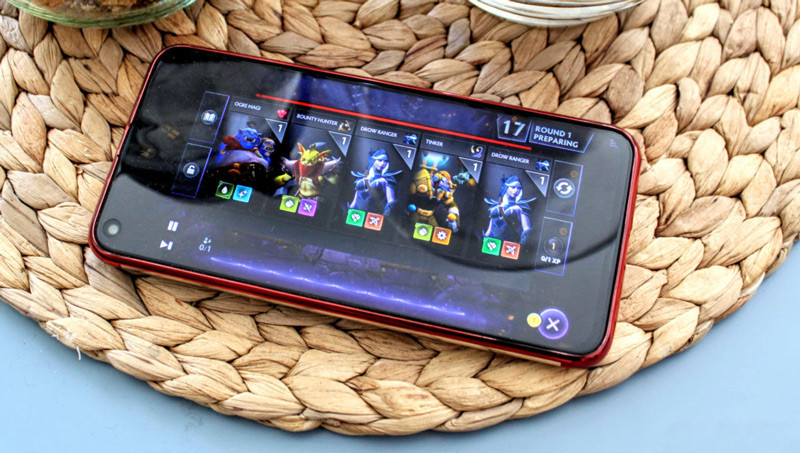 Cảnh chiến đấu giữa hai đội hình anh hùng trên bàn cờ trong game Dota Underlords