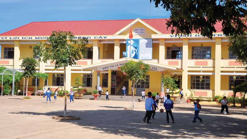 Cánh cổng trường học cũ kỹ gợi nhớ ký ức