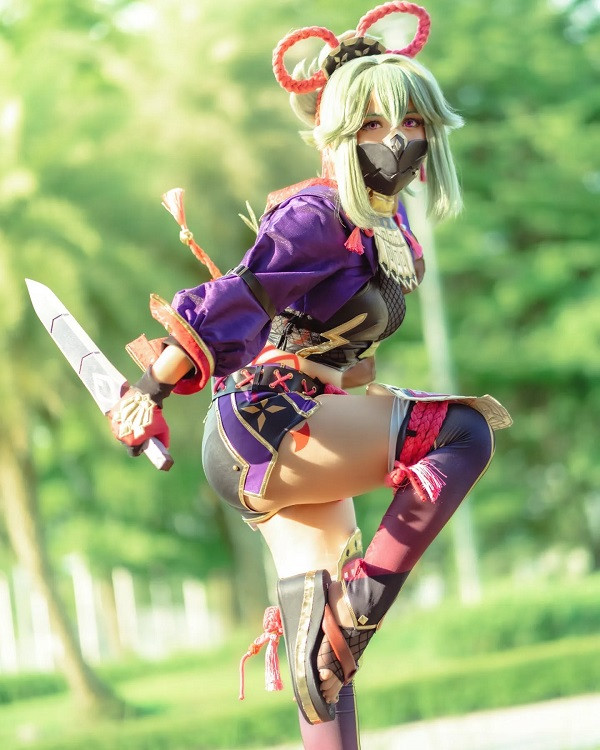 Cảnh cosplay Kuki Shinobu trong studio với tone tím lạnh