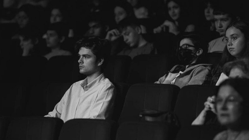 Cánh cửa đóng, biểu tượng cho sự kết thúc trong ảnh thất tình màu đen