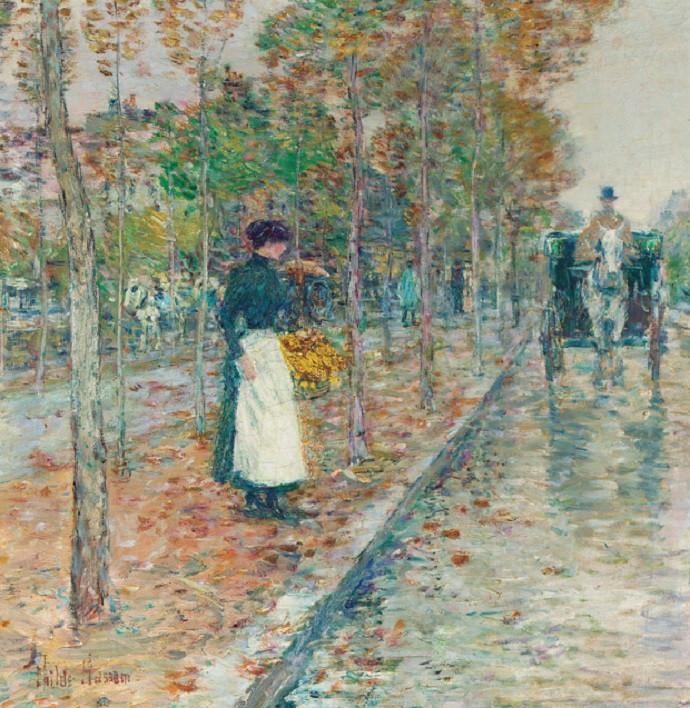 Cảnh đại lộ Paris mùa thu mưa trong tranh của Frederick Childe Hassam, với người phụ nữ che ô dưới hàng cây lá vàng.