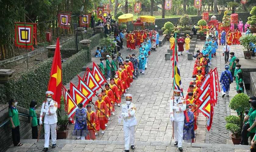 Cảnh dâng hương trang trọng tại Đền Thượng