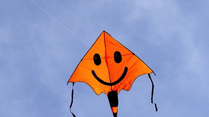 Cánh diều mặt cười trên bầu trời