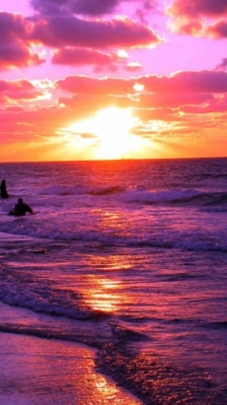 Cảnh hoàng hôn buồn phản chiếu trên mặt nước biển