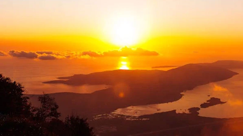 Cảnh mặt trời trên đỉnh núi 4K với chi tiết rõ ràng