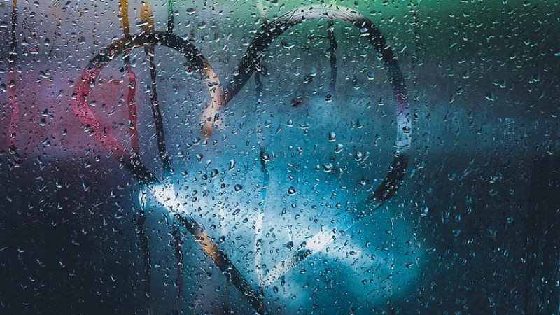 Cảnh một người cầm ô đi dưới trời mưa trong ảnh lofi