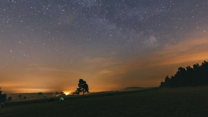 Cảnh núi đồi mờ trong màn mưa, tạo nên ảnh phong cảnh buồn và tĩnh mịch