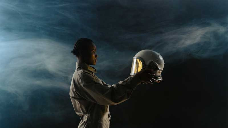 Cảnh phi hành gia treo mình ngoài không gian, nhìn Trái Đất