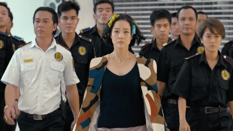 Cảnh phim minh họa Plot Twist bất ngờ về thể loại trong Người Lạ Ơi (2022)