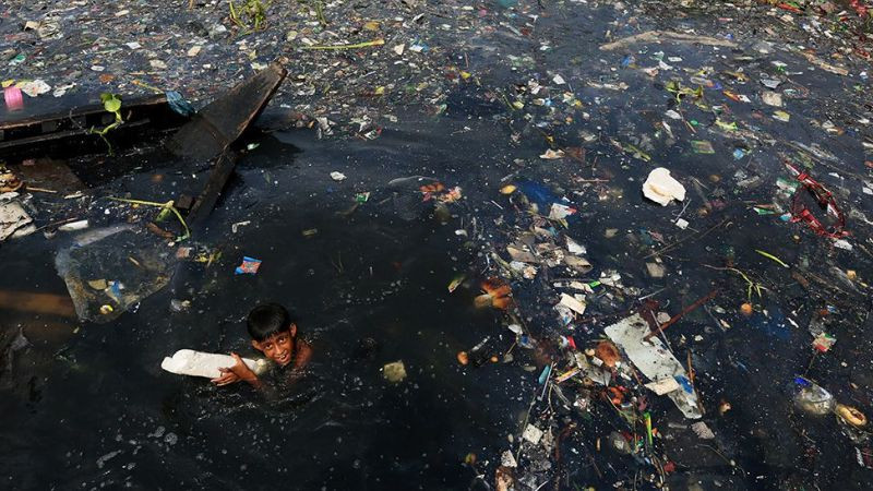 Cảnh quan dòng sông bị tàn phá bởi rác và nước thải