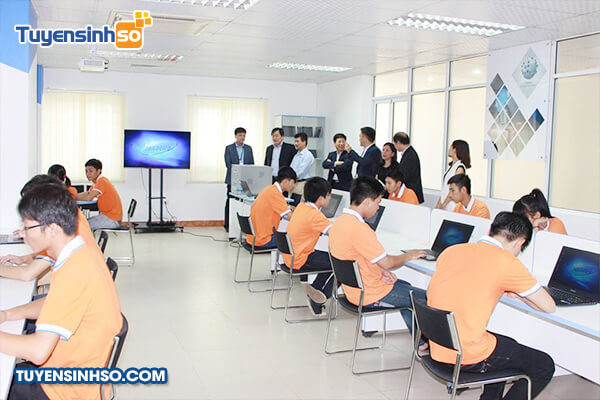 Cảnh quan khuôn viên trường Đại học Công nghiệp Hà Nội với cây xanh và lối đi