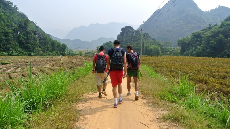 Cảnh quan ruộng bậc thang và bản làng tại Khu bảo tồn thiên nhiên Pù Luông, điểm trekking hấp dẫn