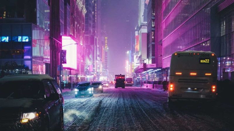 Cảnh sinh hoạt đêm tại một khu vực công cộng, nhiều người qua lại