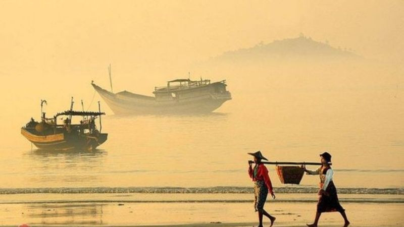 Cảnh tàu thuyền và ngư dân miền biển sáng sớm