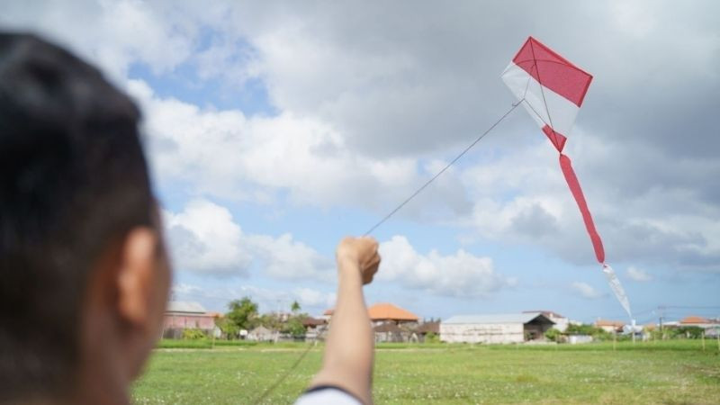 Cảnh thả diều đẹp ở làng quê