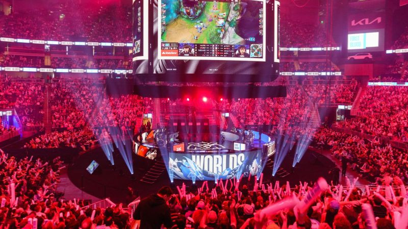 Cảnh thi đấu kịch tính trong một trận Liên Minh Huyền Thoại sử dụng thể thức cấm chọn Fearless Draft.